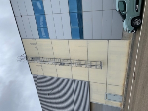 Escalera metálica en fachada fachada de hormigón